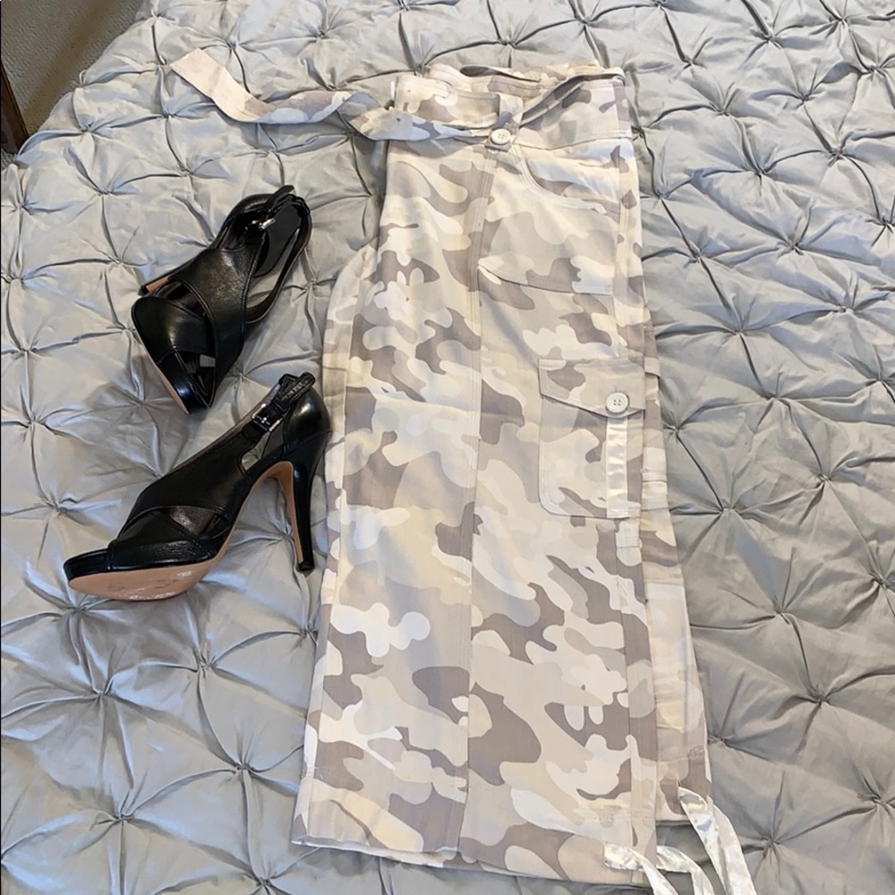 WHBM 100% silk cream camo capri w/ ties. Mint Cond